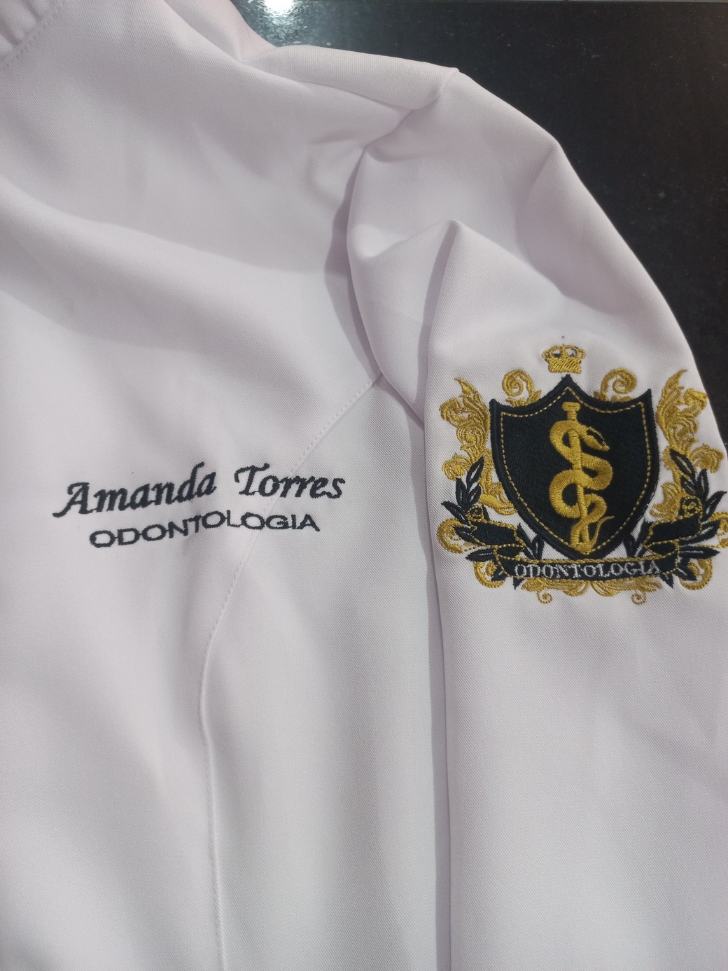 Jaleco Branco DM com Detalhes Dourados - Image 4