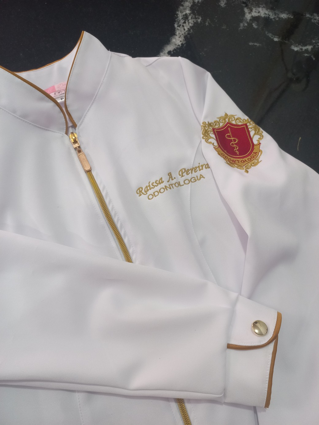 Jaleco Branco DM com Detalhes Dourados