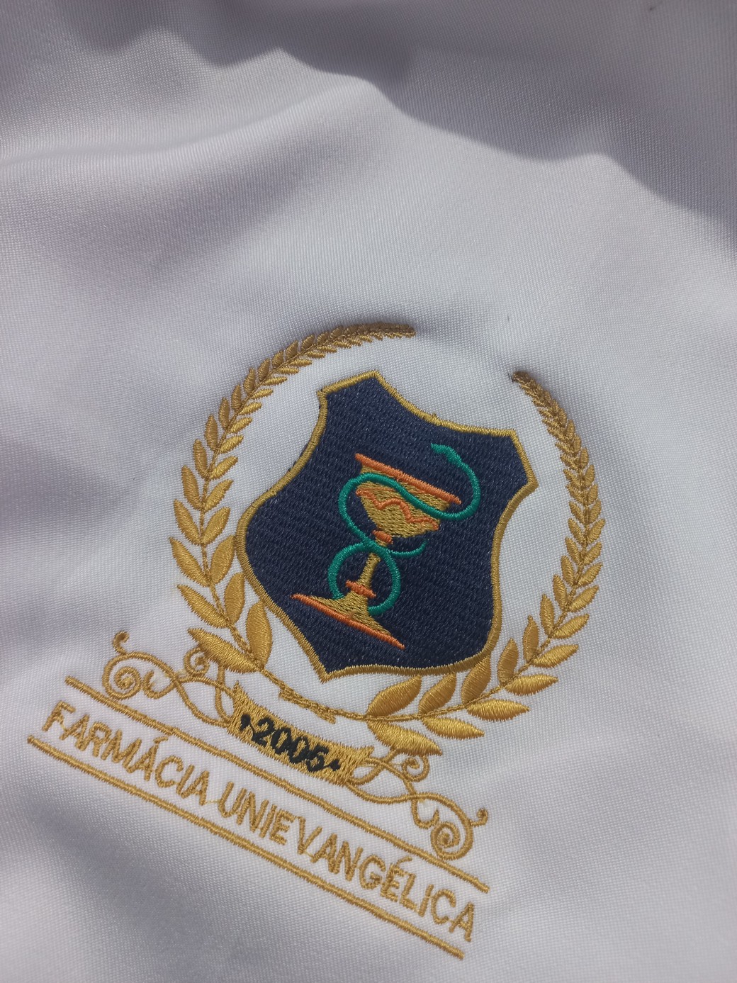Jaleco Branco DM com Detalhes Dourados - Image 7